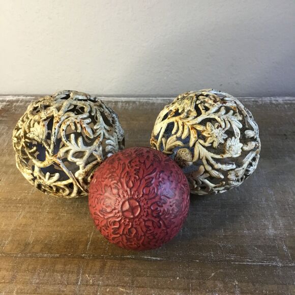 Spheres red cream floral geometric orbs classic decor timeless - Picture 2 of 10